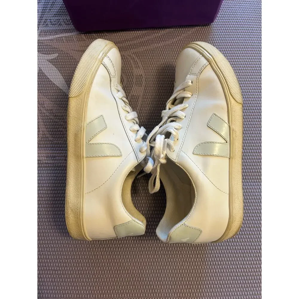 VEJA White Mint Leather Sneakers Women’s Size 7 EU 38 Low Top Lace Up Minimalist